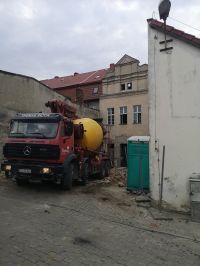 Pl. Grunwaldzki 16/17 - widoczne postępy robót rozbiórkowych, betonowych i murowych